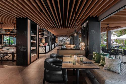 Ruang duduk di Four Points by Sheraton Phuket Patong Beach Resort