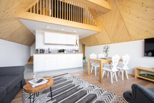kuchnia i salon z drewnianym sufitem w obiekcie Apartamenty Pod Stokiem Nosal Zakopane w Zakopanem