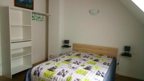 une petite chambre avec un lit et un escalier dans l'établissement Résidence Eterle, à Luz-Saint-Sauveur