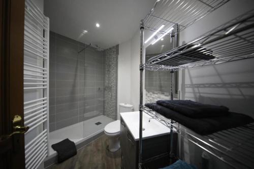 Ein Badezimmer in der Unterkunft Le Rohan