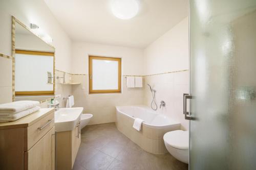 Kúpeľňa v ubytovaní Schartnerhof Ferienwohnung Lavendel
