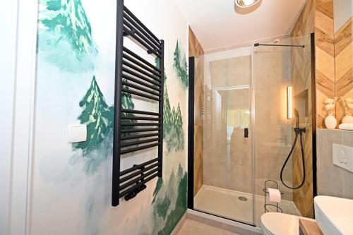 un bagno con doccia, WC e lavandino di Szczyrk Apartament Natura z Sauną nad Żylicą a Szczyrk