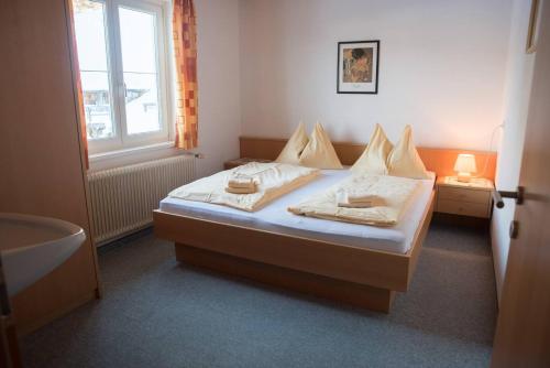 sypialnia z łóżkiem, oknem i wanną w obiekcie 10Bedroom House Obertauern-Salzburg for 30 people w mieście Radstadt