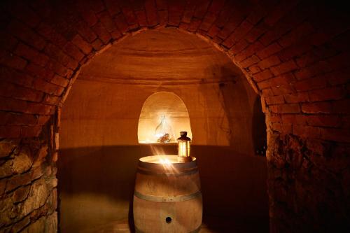 a wine barrel with a lamp in a brick tunnel at Apartment für 2 Erwachsene und 2 Kinder, ausgestattet mit einem Weinkeller und einem kleinen Hof - SELF-MADE FRÜHSTÜCK INBEGRIFFEN in Retz