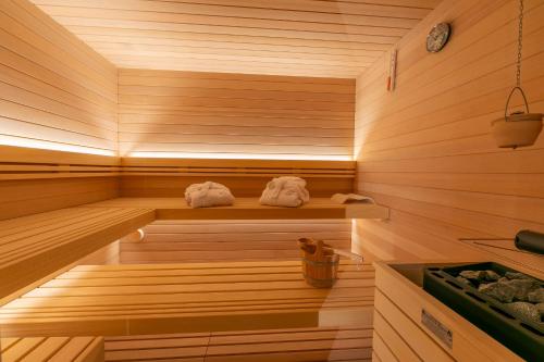 een sauna met twee handdoeken op een plank bij Besseghini Apartments in Livigno