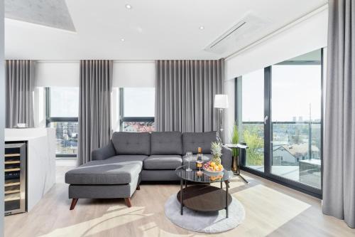 un soggiorno con divano e tavolo di Mogilska Apartments by Renters Prestige a Cracovia