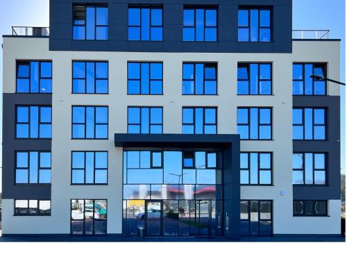 un diseño arquitectónico de un edificio con ventanas azules en LikeDaheim Apartments, en Rosbach vor der Höhe
