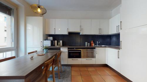Una cocina o kitchenette en Charming studio in Les Pâquis close to the famous Jet d'eau
