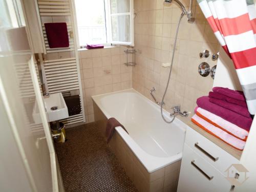 ein Badezimmer mit einer weißen Badewanne und einem Waschbecken in der Unterkunft Ferienwohnung Kleeblatt in Markelfingen