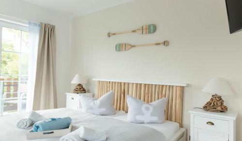 勃蘭登堡的住宿－Pension zur Regatta，卧室配有白色的床铺和白色的枕头