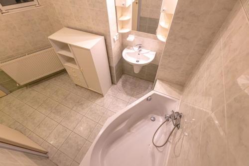 uma casa de banho com uma banheira, um WC e um lavatório. em Iren Apartment Bratislava em Bratislava