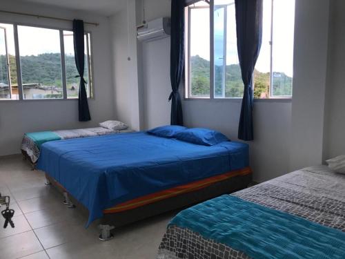 dwa łóżka w pokoju z dwoma oknami w obiekcie Villa Yalirocu w mieście Carretal