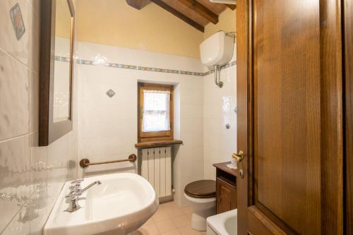 A bathroom at Casale Quadrifoglio by Mmega