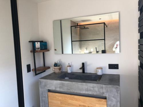 Et badeværelse på Luxueus nieuw zonnig hoekappartement SEAVIEW Heldenplein - 2x ruime garagebox
