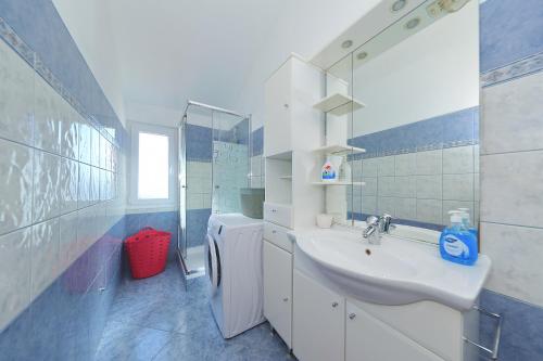 A bathroom at Apartments Moira i Loli