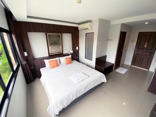 Кровать или кровати в номере Rakkawan Residence