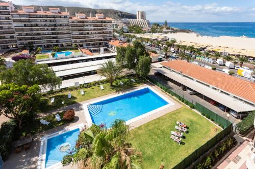 una vista aérea de un complejo con piscina y playa en Home2Book Paradise Los Cristianos, Pool & Wifi en Arona