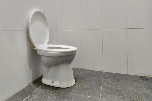 a bathroom with a toilet with the lid up at Homestay Griya Sawah Gunung Syariah Mitra RedDoorz in Banjarnegara