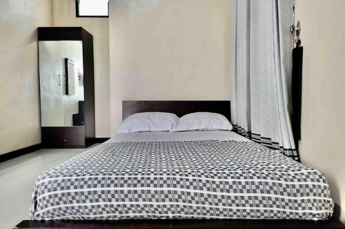 Ένα ή περισσότερα κρεβάτια σε δωμάτιο στο Homestay Griya Sawah Gunung Syariah Mitra RedDoorz