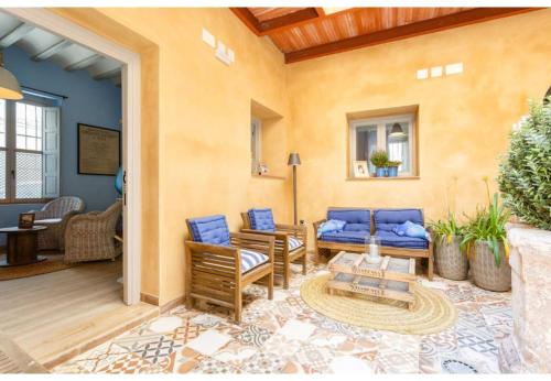una sala de estar con sofás azules y una mesa. en PATIO-Caleta Beach Home by Cadiz4Rentals, en Cádiz