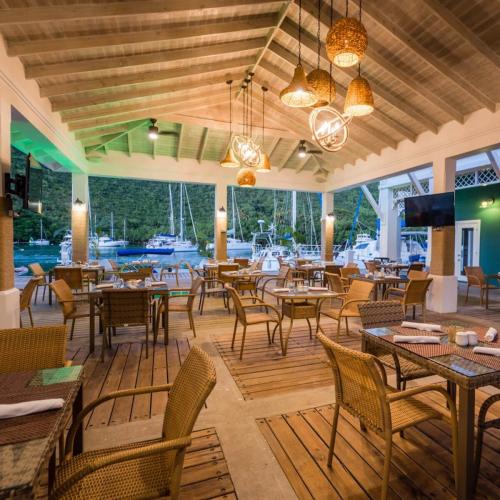 Restaurant ou autre lieu de restauration dans l'établissement Superb Split Level Waterside Apt, Marigot Bay, St Lucia WI