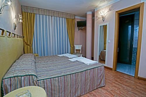 una habitación de hotel con una cama grande en una habitación en Hostal Stop, en Cantalejo