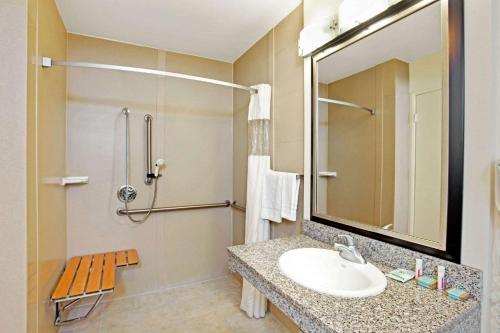 Bilik mandi di Travelodge by Wyndham Banning Casino and Outlet Mall