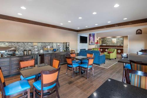 a restaurant with tables and chairs and a bar at Comfort Inn & Suites Cincinnati Uptown Clifton in Cincinnati