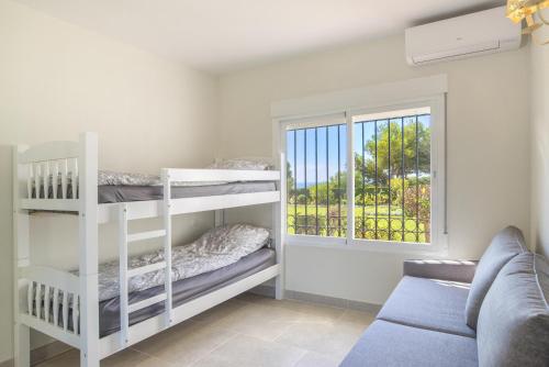 sala de estar con literas y sofá en Apartment Miraflores, en Mijas Costa