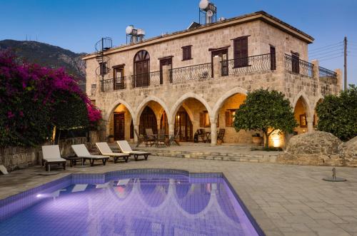 una casa con piscina frente a un edificio en Peace House Kyrenia en Kyrenia