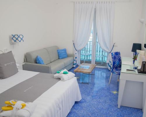 Ένα ή περισσότερα κρεβάτια σε δωμάτιο στο Relais Maresca Luxury Small Hotel & Terrace Restaurant