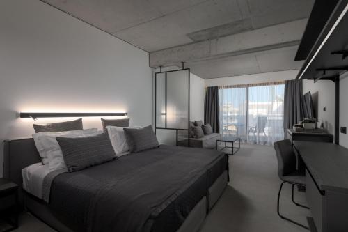 Postel nebo postele na pokoji v ubytování Essence Suites Downtown Suites - Adults Only