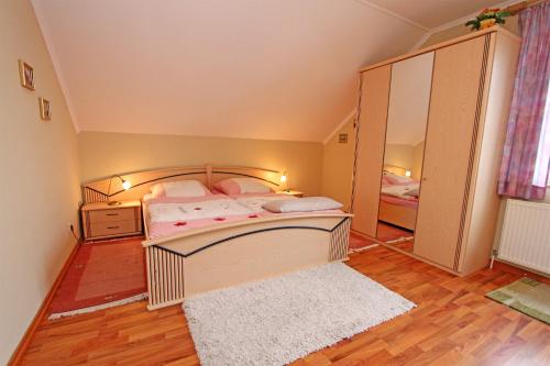 StrasenにあるFerienwohnung Strasen SEE 6842の小さなベッドルーム(ベッド1台、鏡付)
