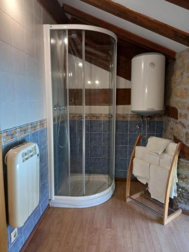 Habitación con baño con ducha y silla. en Errotazar apartamento rural I, en Alsasua