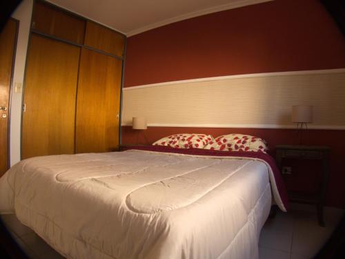 - une chambre avec un grand lit dans l'établissement Depto con fantástica TERRAZA PRIVADA en pleno centro, à Córdoba