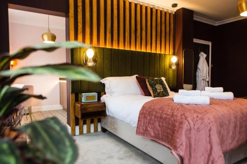 ein Schlafzimmer mit einem Bett mit Handtüchern darauf in der Unterkunft Skeldale House 'All Creatures Great & Small' by Maison Parfaite - Luxury Apartments & Studios in Askrigg, Yorkshire Dales in Askrigg