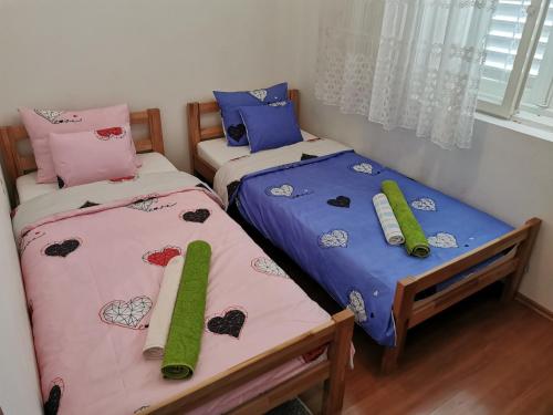 Uma cama ou camas num quarto em Apartman Juraga