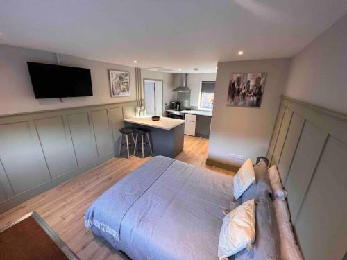 Seaview 1 bed open condo - free parking photo 20
