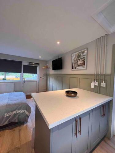 Seaview 1 bed open condo - free parking photo 22