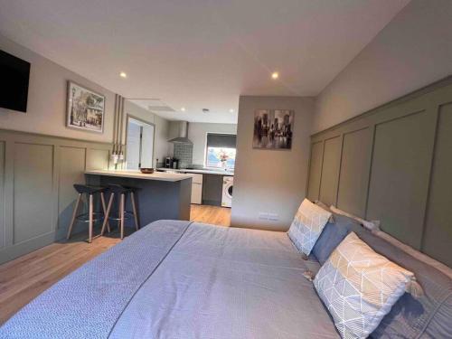 Seaview 1 bed open condo - free parking photo 24