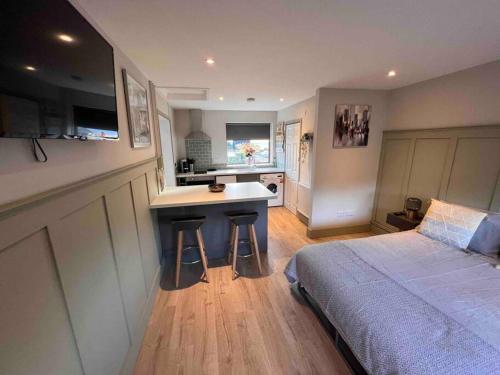 Seaview 1 bed open condo - free parking photo 25