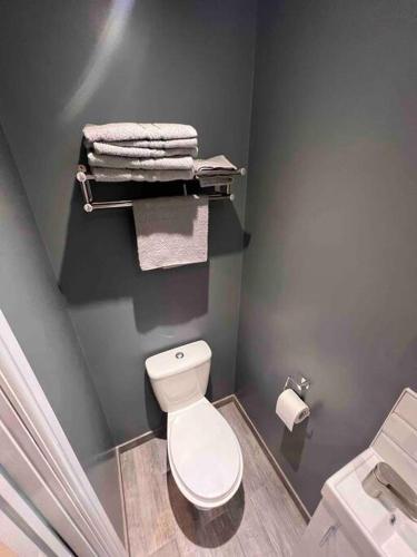 Seaview 1 bed open condo - free parking photo 32
