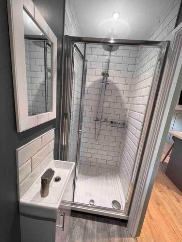 Seaview 1 bed open condo - free parking photo 34