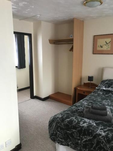 Katil atau katil-katil dalam bilik di Dolphin Hotel Public House Weymouth