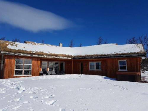 a wooden house with snow on the roof at Magnesplass - Dagalifjell in Dagali