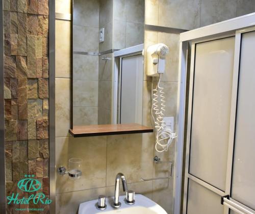 Un baño de Hotel Río