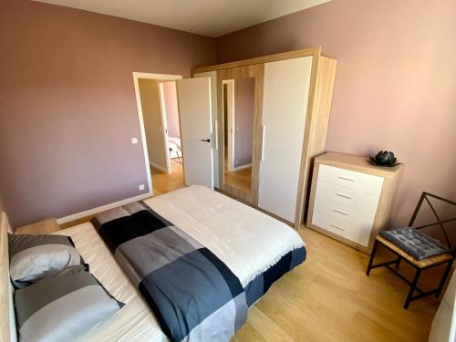 een kleine slaapkamer met een bed en een kast bij Appartements Gustav in Brussel