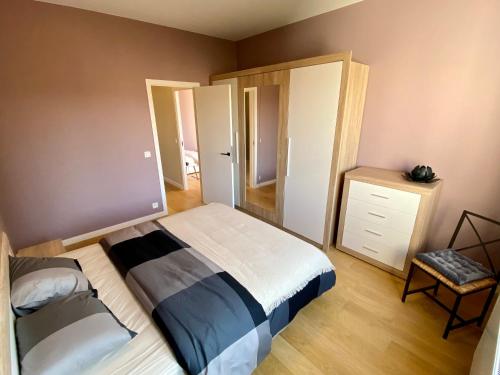 a small bedroom with a bed and a cabinet at Appartements Gustav in Brussels