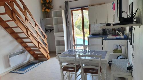 Η κουζίνα ή μικρή κουζίνα στο Studio-mezzanine dans villa