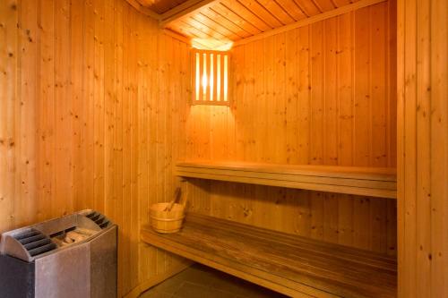 una sauna de madera con banco y ventana en Résidence Le Virginia by Popinns, en Grasse